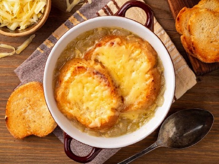 Класическа френска лучена супа  - снимка на рецептата